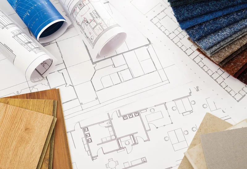 Planimetrie di progetto su un tavolo da lavoro