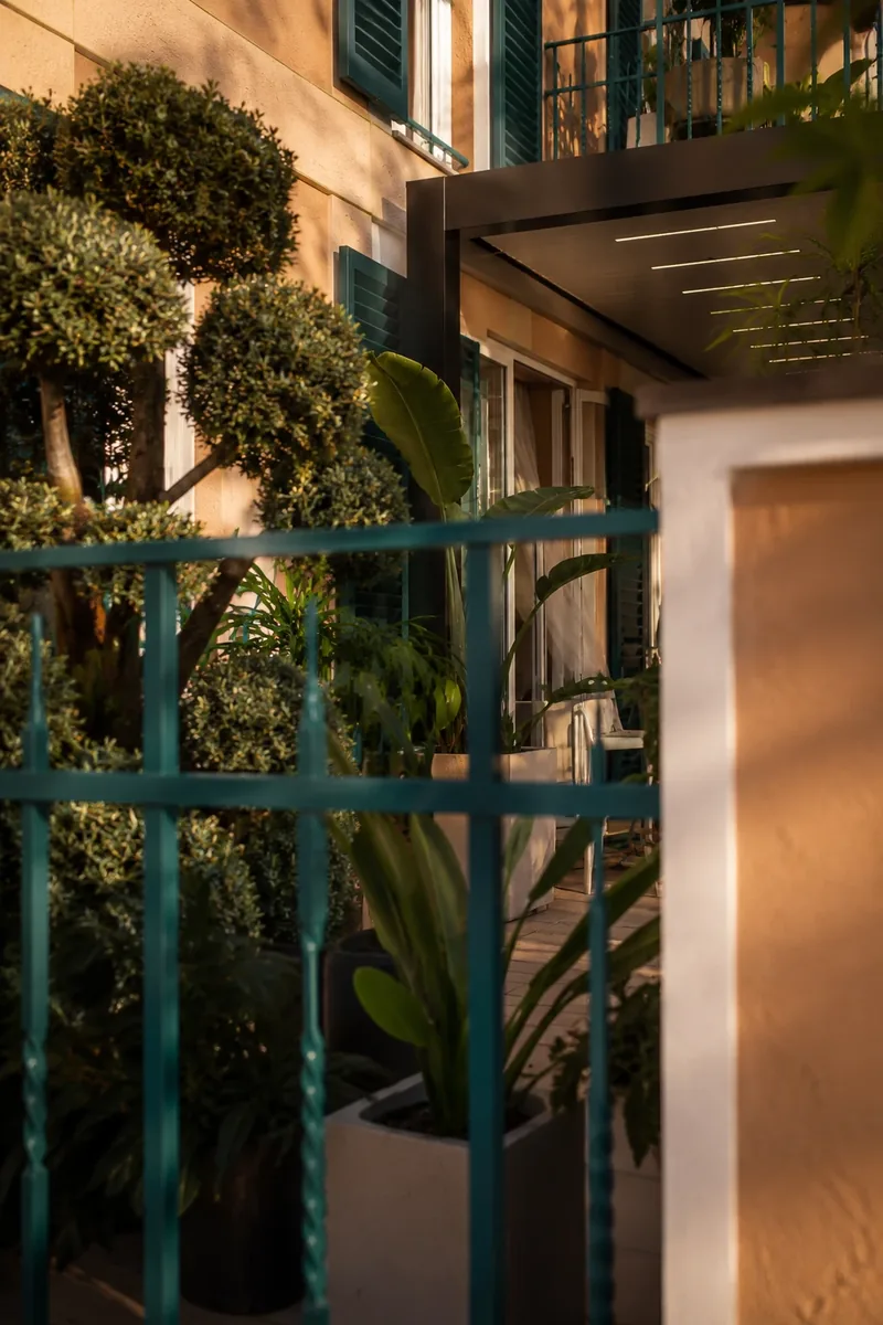 Riqualificazione, Rapallo (GE): giardino oltre la cancellata